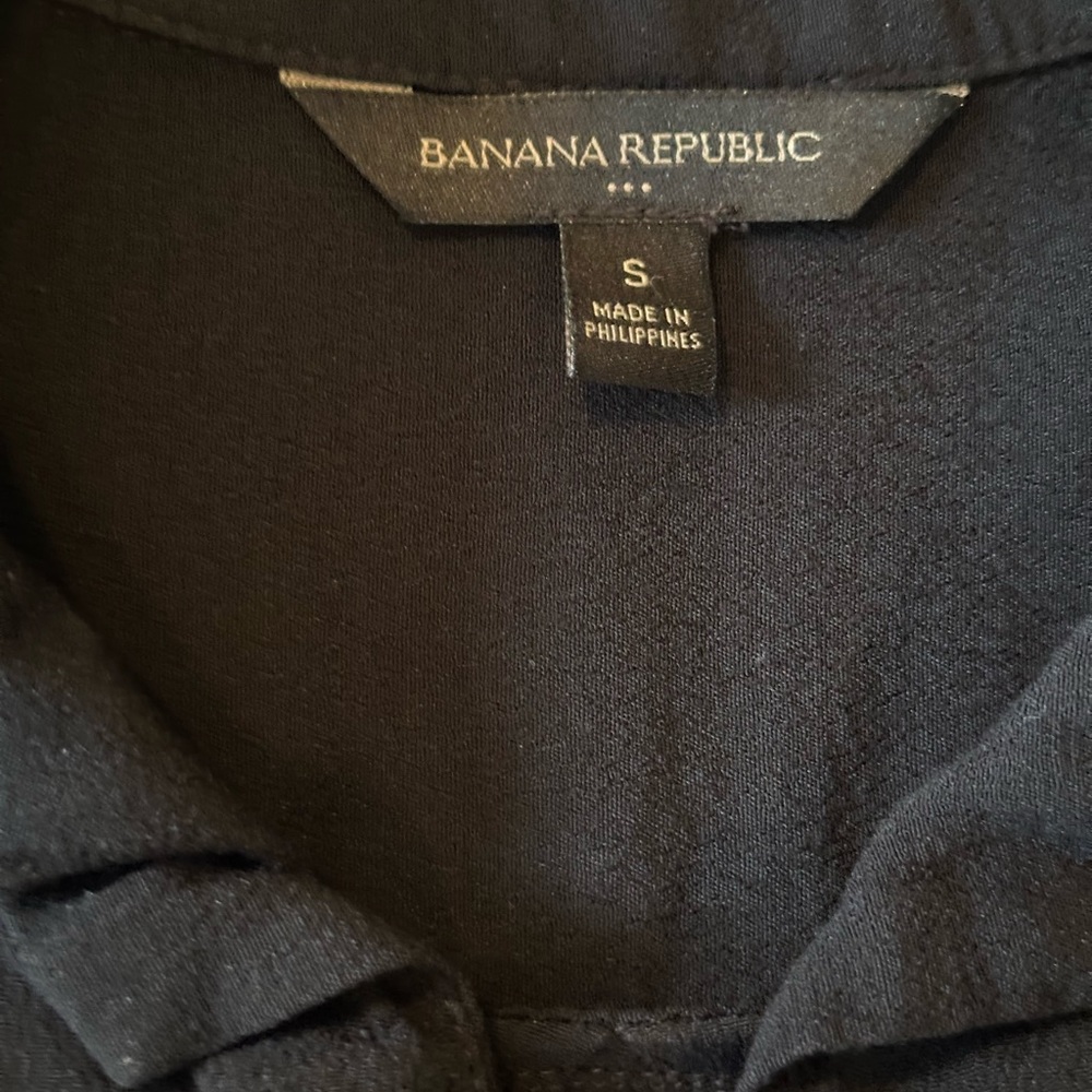 Banana Republic short sleeve button shirt. Size S
